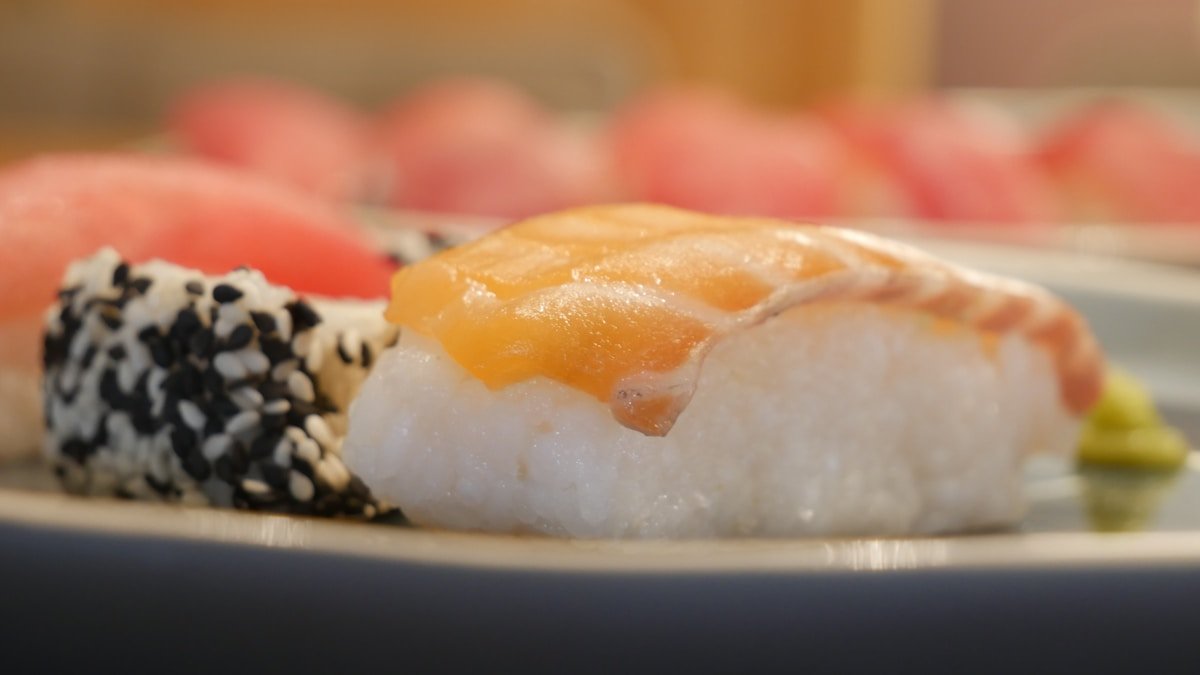 お寿司 醤油の付け方 - 醤油の付け方の大原則｜ネタ側につけるのが基本