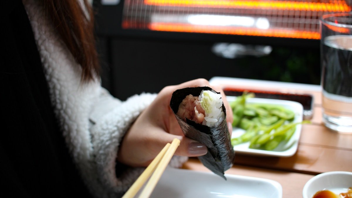 お寿司 醤油の付け方 - 海外での醤油マナー｜外国人に教える正しい食べ方