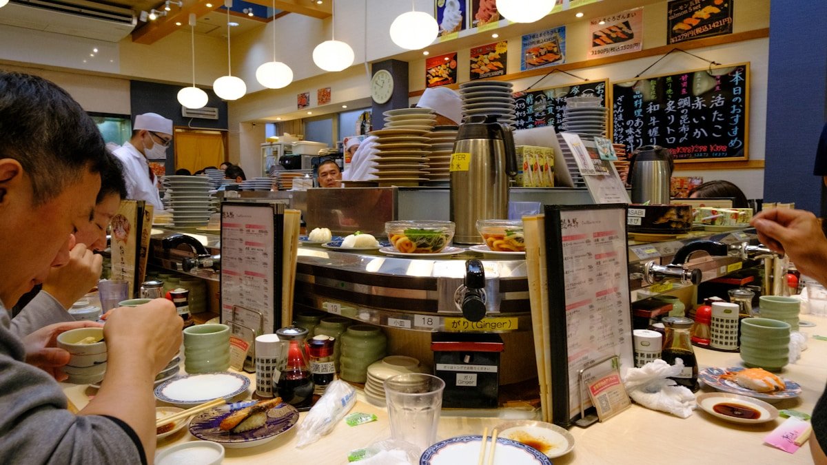 お寿司 回転寿司 - お得に楽しむテクニック｜回転寿司を賢く利用する方法