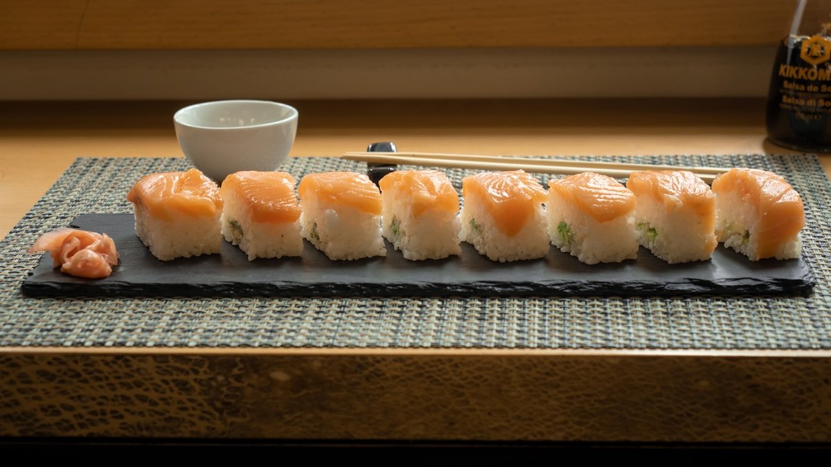 お寿司 回転寿司 - ファミリー向けガイド｜子ども連れで回転寿司を楽しむコツ